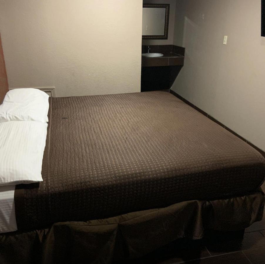 Royal Relax Inn Fairmont City Exterior foto